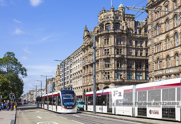 Straßenbahnen in Edinburgh auf der Princes Street  Stadtzentrum  Edinburgh  Midlothian  Schottland  Vereinigtes Königreich  Europa