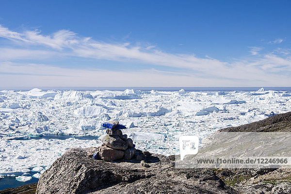 Wanderung auf dem blauen Wanderweg Holms Bakke am Ilulissat-Eisfjord mit Eisbergen vom Jakobshavn-Gletscher  UNESCO-Welterbe  Grönland  Polarregionen