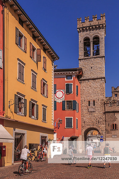 Blick auf Porta di San Michele in Piazza Cavour  Riva del Garda  Gardasee  Trentino  Italienische Seen  Italien  Europa