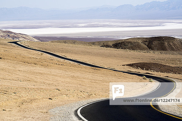 Schwarze Asphaltstraße  Death Valley National Park  Kalifornien  Vereinigte Staaten von Amerika  Nordamerika