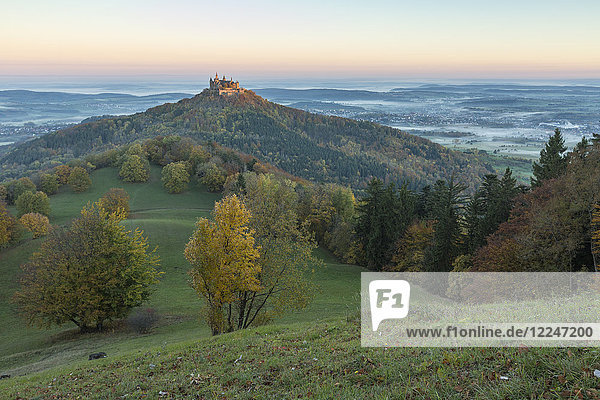 Burg Hohenzollern in herbstlicher Kulisse in der Morgendämmerung  Hechingen  Baden-Württemberg  Deutschland  Europa