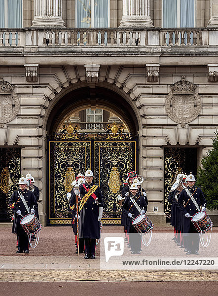 Wachablösung im Buckingham Palace  London  England  Vereinigtes Königreich  Europa