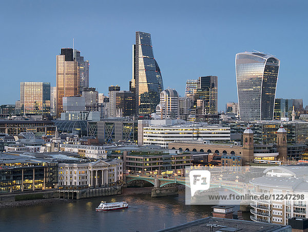 Skyline der Londoner Square Mile von der Tate Switch  London  England  Vereinigtes Königreich  Europa