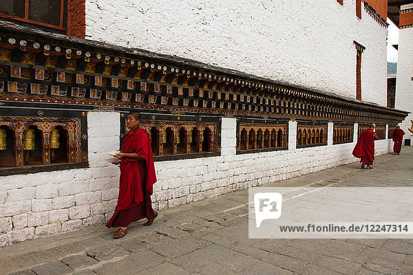 Mönche und Gebetsmühlen  Tashi Chho Dzong Festung  Thimpu  Bhutan  Asien