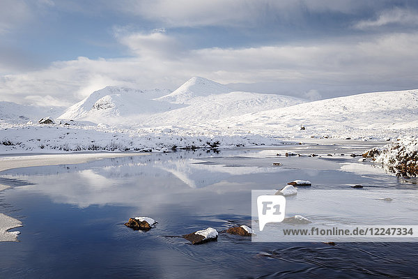 Eine winterliche Szene des Black Mount vom Lochan na h-achlaise im Rannoch Moor  Highlands  Schottland  Vereinigtes Königreich  Europa
