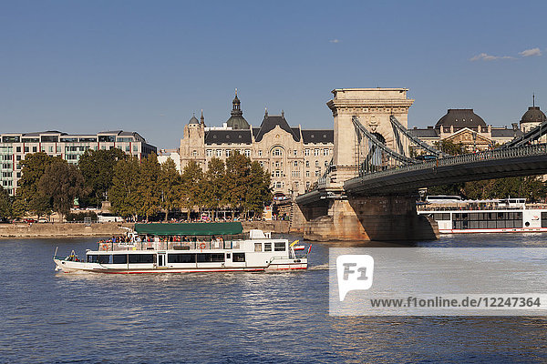 Kettenbrücke über die Donau  Hotel Four Seasons Gresham Palace  Budapest  Ungarn  Europa