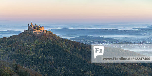 Burg Hohenzollern in herbstlicher Kulisse in der Morgendämmerung  Hechingen  Baden-Württemberg  Deutschland  Europa