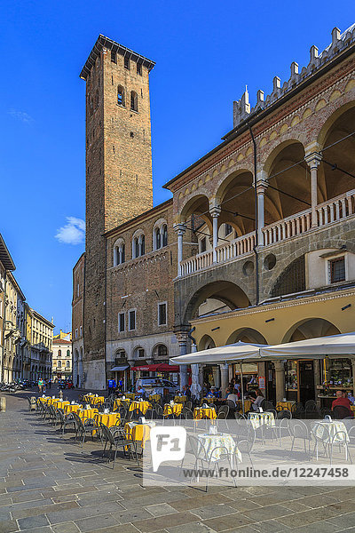 Cafés und Turm von Anziani auf der Piazza della Frutta  Palazzo Ragione ist sichtbar  Padua  Venetien  Italien  Europa
