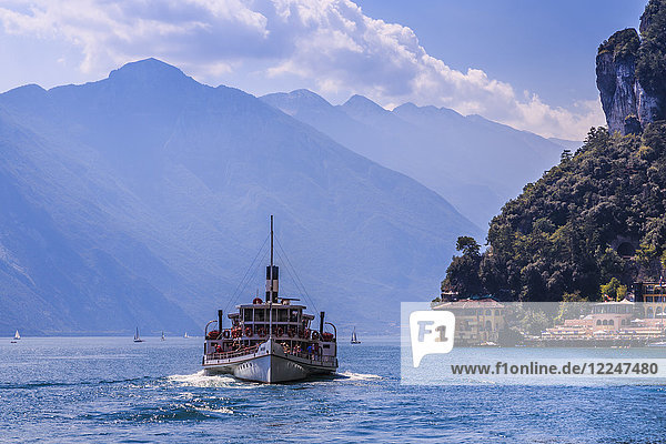 Blick auf ein Fährschiff auf dem Gardasee bei Riva del Garda  Riva del Garda  Gardasee  Trentino  Italienische Seen  Italien  Europa
