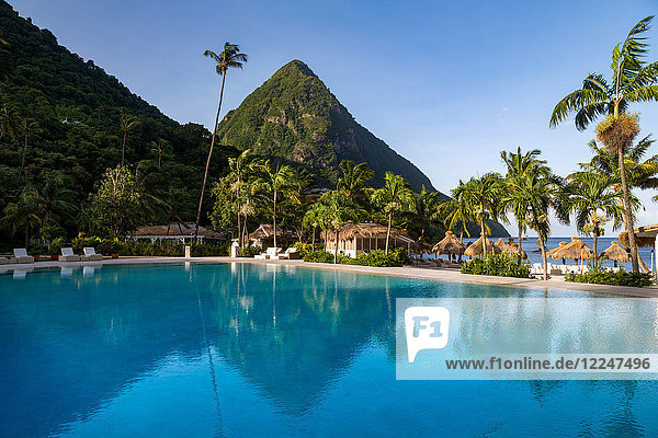 Gros Piton  UNESCO-Weltkulturerbe  und Spiegelung im Schwimmbad am Sugar Beach  St. Lucia  Windward Islands  Westindische Inseln  Karibik  Mittelamerika