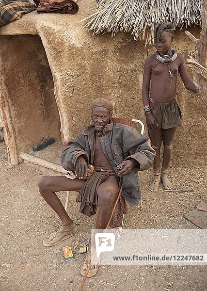 Himbahäuptling und Himbamädchen vor der Lehmhütte  Kaokoveld  Namibia  Afrika