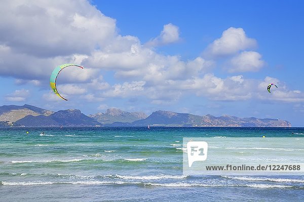 Kitesurfen auf den Wellen des Meeres  Strand von Alcudia  Mallorca  Balearische Inseln  Spanien  Europa