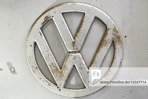 Verrostetes VW-Logo