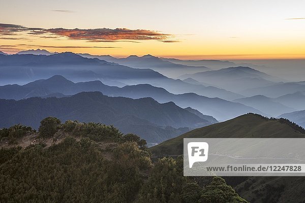 Die höchste befahrbare Straße Taiwans vor den Bergketten des Hehuanshan Gebirge Nantou Taiwan China Asien
