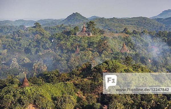 Hügel und Stupas von Mrauk U von der Shwetaung-Pagode aus gesehen bei Sonnenaufgang  Birma  Myanmar  Asien