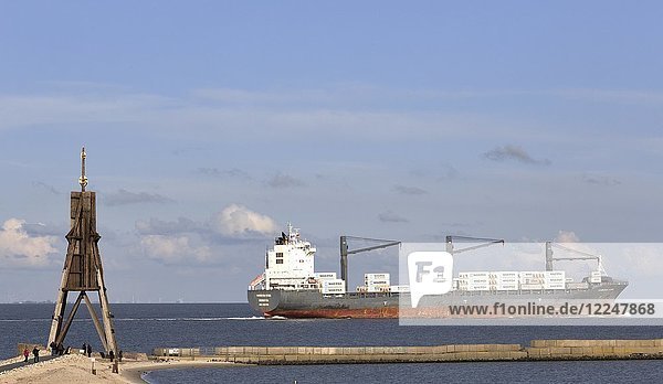 Kugelbake mit Frachter auf der Elbe Mündung der Elbe in die Nordsee Wahrzeichen der Stadt Cuxhaven Niedersachsen Deutschland Europa