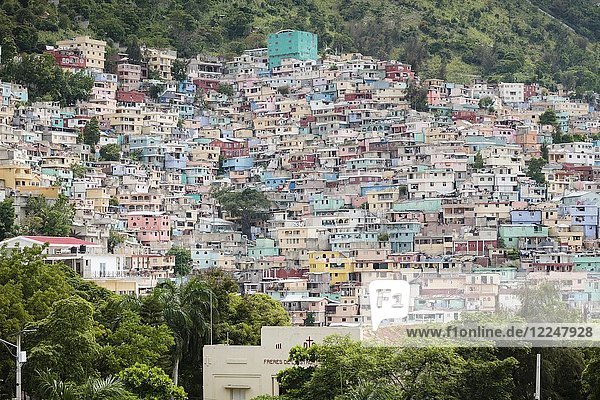 Bunte Häuser  Slum Jalousie  Pétionville  Port-au-Prince  Ouest  Haiti  Mittelamerika