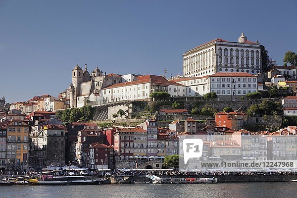 Altstadt mit Bischofspalast und Kathedrale Se  Ribeira  Porto  Region Norte  Portugal  Europa