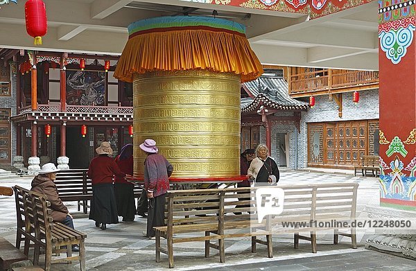 Frauen drehen eine Gebetsmühle  Kangding  autonomer Bezirk Garzê der Tibeter  Sichuan  China  Asien