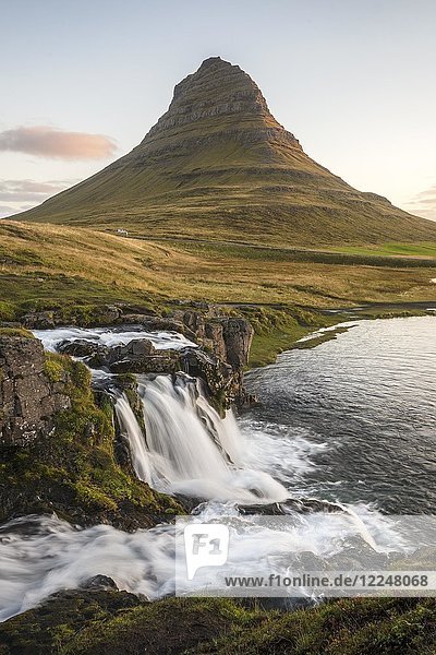 Sonnenaufgang am Berg Kirkjufell mit Wasserfall Kirkjufellfoss Grundafjördur Westisland Island Europa