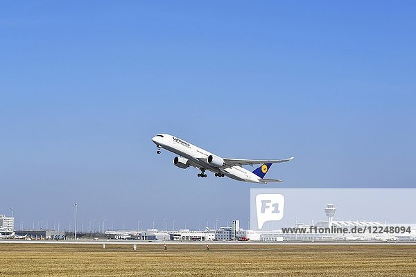 Start Abflug Lufthansa Airbus A350-900 Startbahn Süd Flughafen München Oberbayern Deutschland Europa