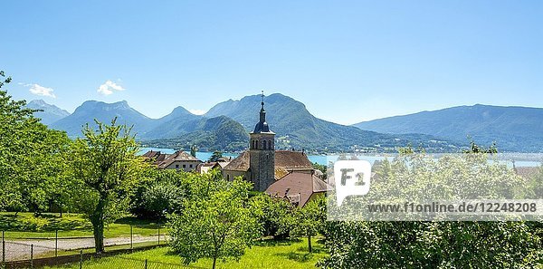 Dorf Talloires  See von Annecy und Bauges-Massiv  Departement Haute Savoie  Auvergne-Rhône-Alpes  Frankreich  Europa