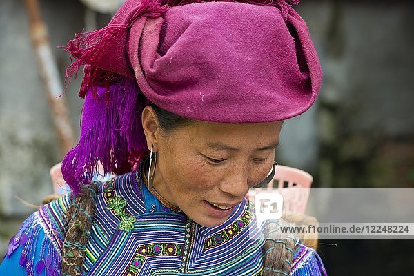 Frau in traditioneller Kleidung der Flower Hmong  Sonntagsmarkt  Bac Ha  Nordvietnam  Vietnam  Asien