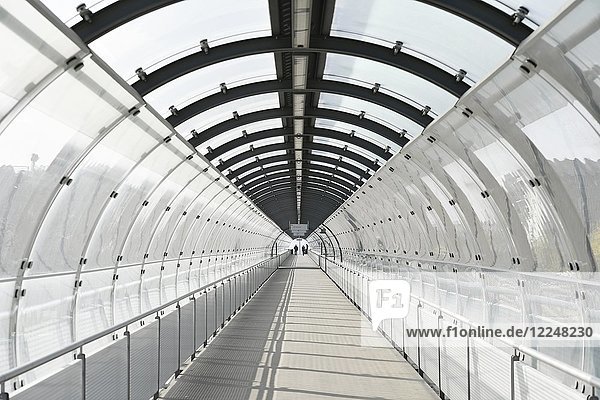Gläserne Tunnelröhre  S-Bahnhof am Flughafen ''Besucherpark''  Flughafen München  Oberbayern  Deutschland  Europa''