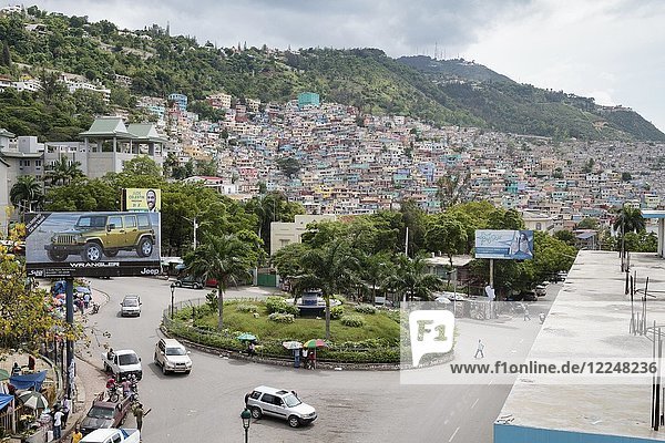 Kreisverkehr  hinter diesem Slum Jalousie  Pétionville  Port-au-Prince  Ouest  Haiti  Mittelamerika