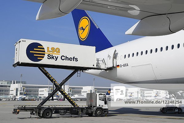 Catering Abfertigung durch LSG Sky Chefs Lufthansa Airbus A350-900 hinten Terminal 2 Flughafen München Oberbayern Deutschland Europa