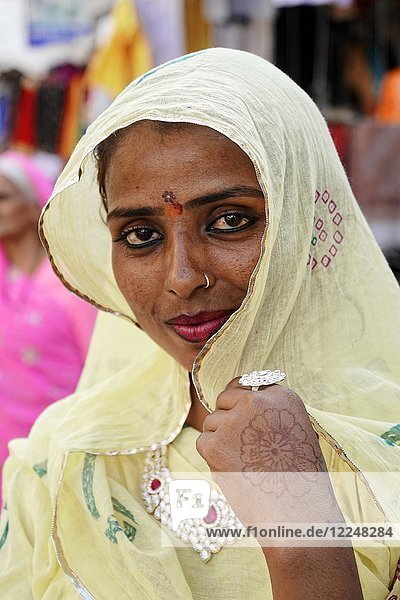 Indische Frau mit gelbem Schal  Porträt  Pushkar  Rajasthan  Nordindien