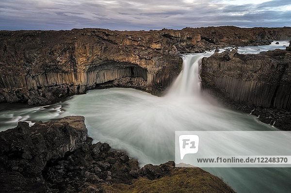Wolkenstimmung am Wasserfall Aldeyarfoss Nordisland Island Europa