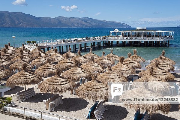 Strand und Bar  Uji i Ftohte bei Vlora  Riviera  Ionisches Meer  Albanien  Europa