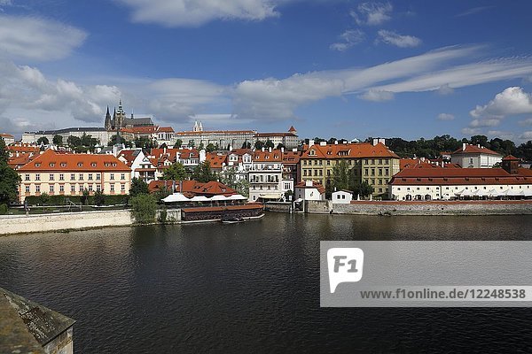 Blick auf die Prager Burg und den St. Veitsdom  Prag  Tschechische Republik  Europa