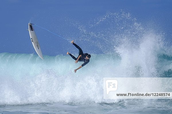 Surfer in hohen Wellen im Atlantik  Playa Majanicho  Fuerteventura  Kanarische Inseln  Spanien  Europa