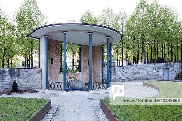 Helenenquelle im Kurpark Bad Pyrmont Niedersachsen Deutschland Europa