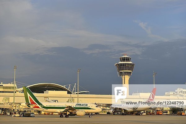 Alitalia  Airbus A318  vor dem Terminal 1  Flughafen München  Deutschland  Europa
