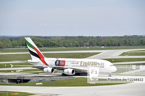 Emirates Airlines  Airbus A380-800  Landung  Rollen zum Terminal 1  Flughafen München  Oberbayern  Deutschland  Europa