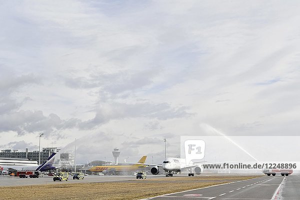 Wassertaufe Erstflug Lufthansa Airbus A 350-900 Flughafen München Oberbayern Deutschland Europa