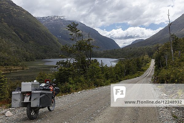 Schwer bepacktes Motorrad auf einer Schotterstraße  O higgins  Region de Aysen  Chile  Südamerika