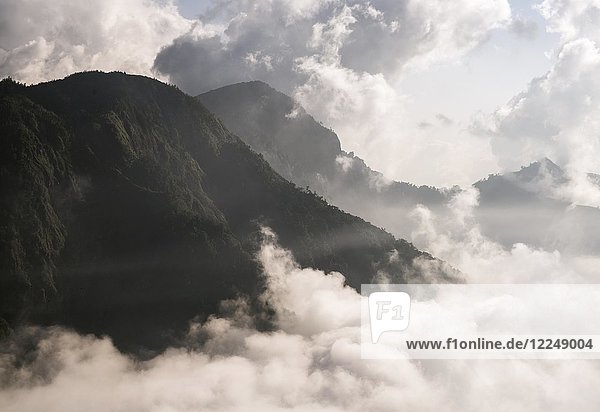 Berghänge über Wolkenmeer Nantou Taiwan China Asien