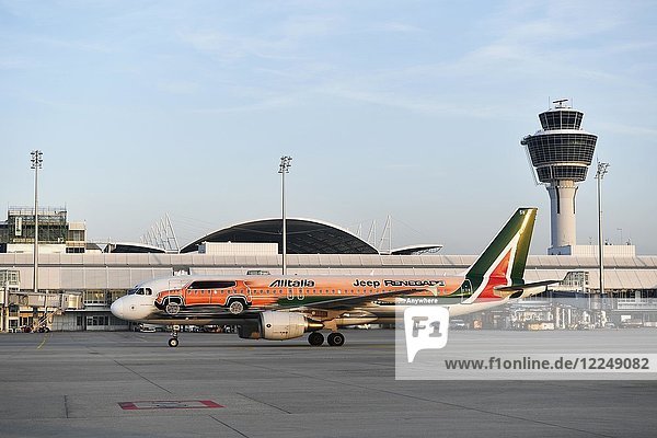 Alitalia Airbus A320 Sonderausführung Jeep Renegade mit Tower vor Terminal 1 Flughafen München Oberbayern Deutschland Europa