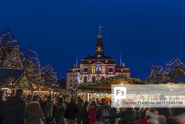Rathaus mit Weihnachtsmarkt  bunt beleuchtet zur Weihnachtszeit  Lüneburg  Niedersachsen  Deutschland  Europa