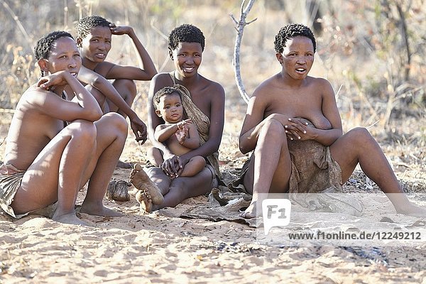 San women with toddler  Bushman tribe  Kalahari  Namibia  Africa