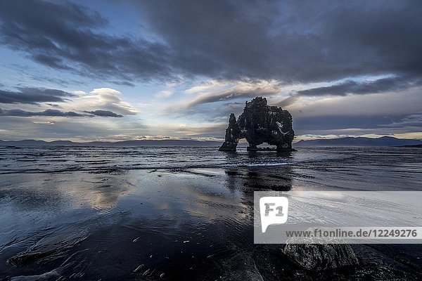 Wolkenstimmung mit Reflektion am Hvítserkur Basaltfelsen Halbinsel Vatnsnes Norðurland vestra Nordwest-Island Island Europa