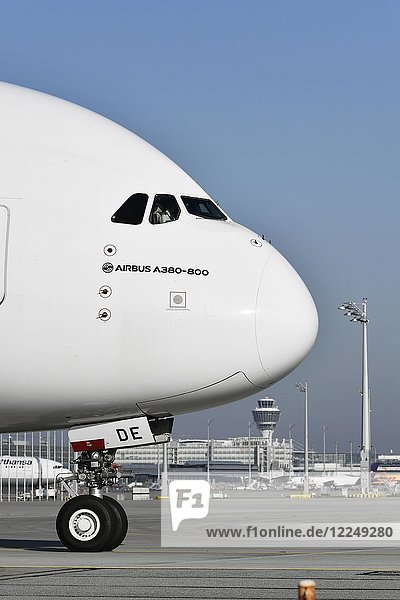Emirates Airbus A380-800 Roll Out auf Startbahn Süd mit Tower Flughafen München Oberbayern Deutschland Europa