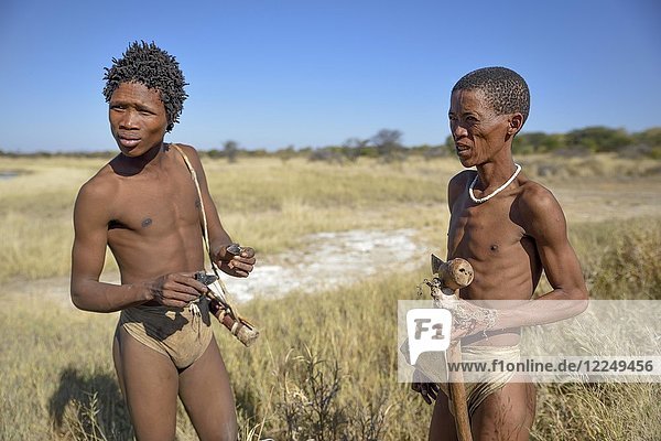 Buschmänner der Ju/' Hoansi-San bei der traditionellen Jagd  Dorf //Xa/oba  bei Tsumkwe  Otjozondjupa-Region  Namibia  Afrika
