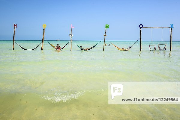 Touristen in Hängematten am Strand  Isla Holbox  Quintana Roo  Mexiko  Mittelamerika