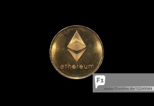 Kryptowährung Ethereum  Goldmünze  Studiofoto  Ausschnitt  schwarzer Hintergrund