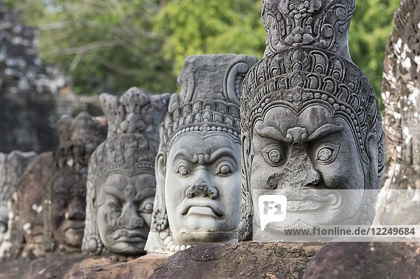 Reihe von Dämonenstatuen entlang der Balustrade vor dem Südtor von Angkor Thom  Kambodscha  Asien